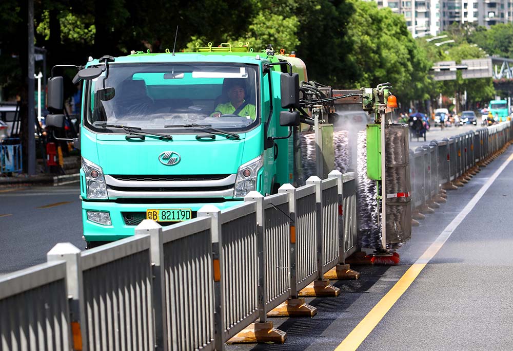 道路清扫的成本如何分配和影响城市预算？