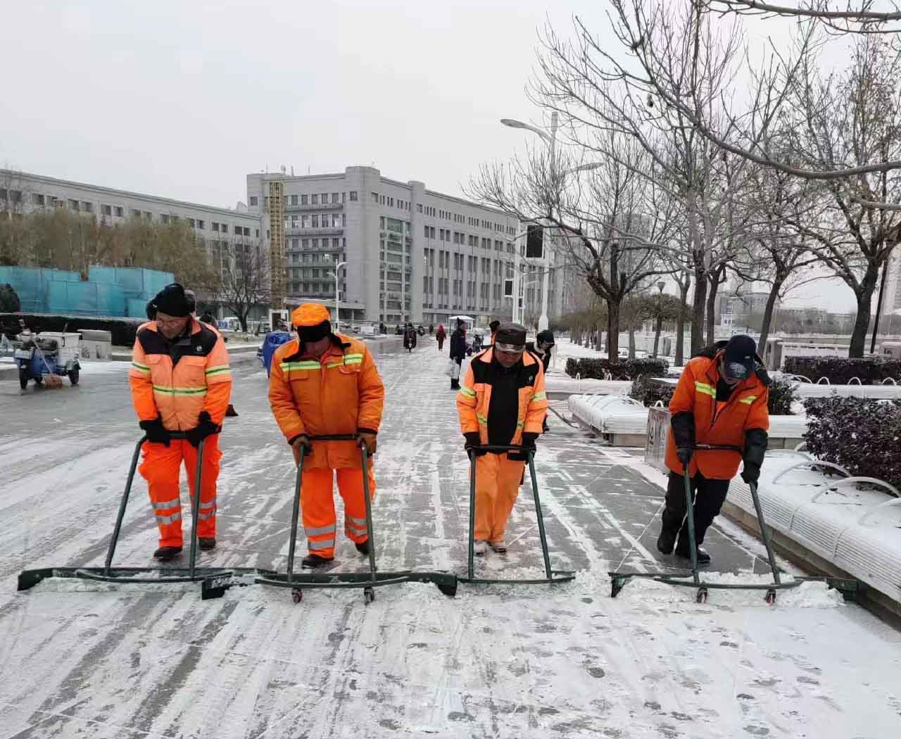 以雪为令 保障出行 | 大雪纷飞而至，华富人清雪忙